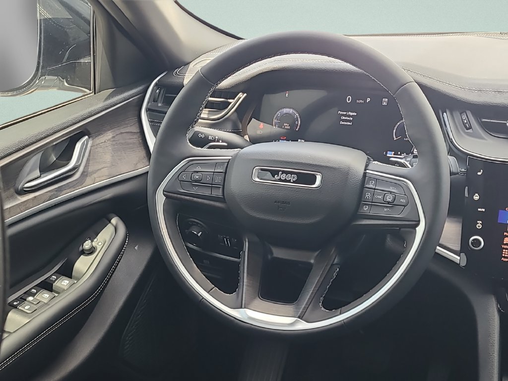 Used 2026 Jeep Grand Cherokee Altitude RWD image 12