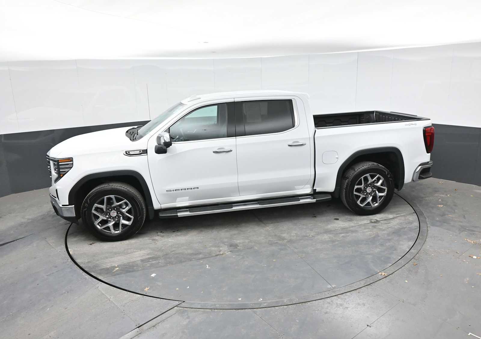 Used 2024 GMC Sierra 1500 SLT w/ SLT Premium Plus Package AWD/4WD image 29