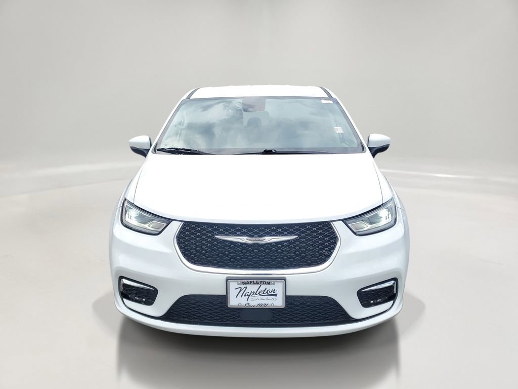 Used 2023 Chrysler Pacifica Touring-L FWD image 2