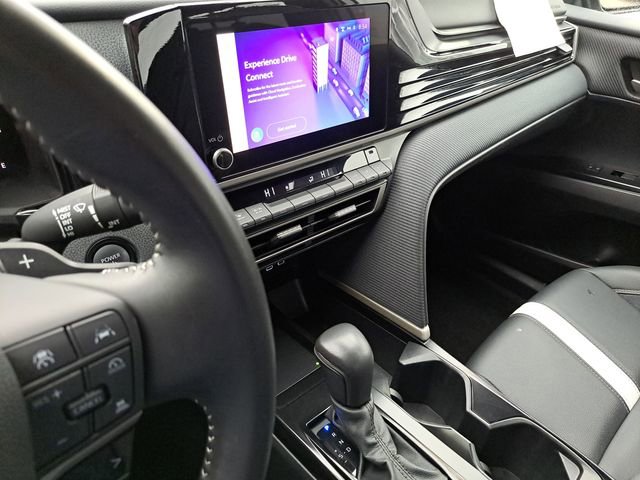 Used 2025 Toyota Camry SE image 13