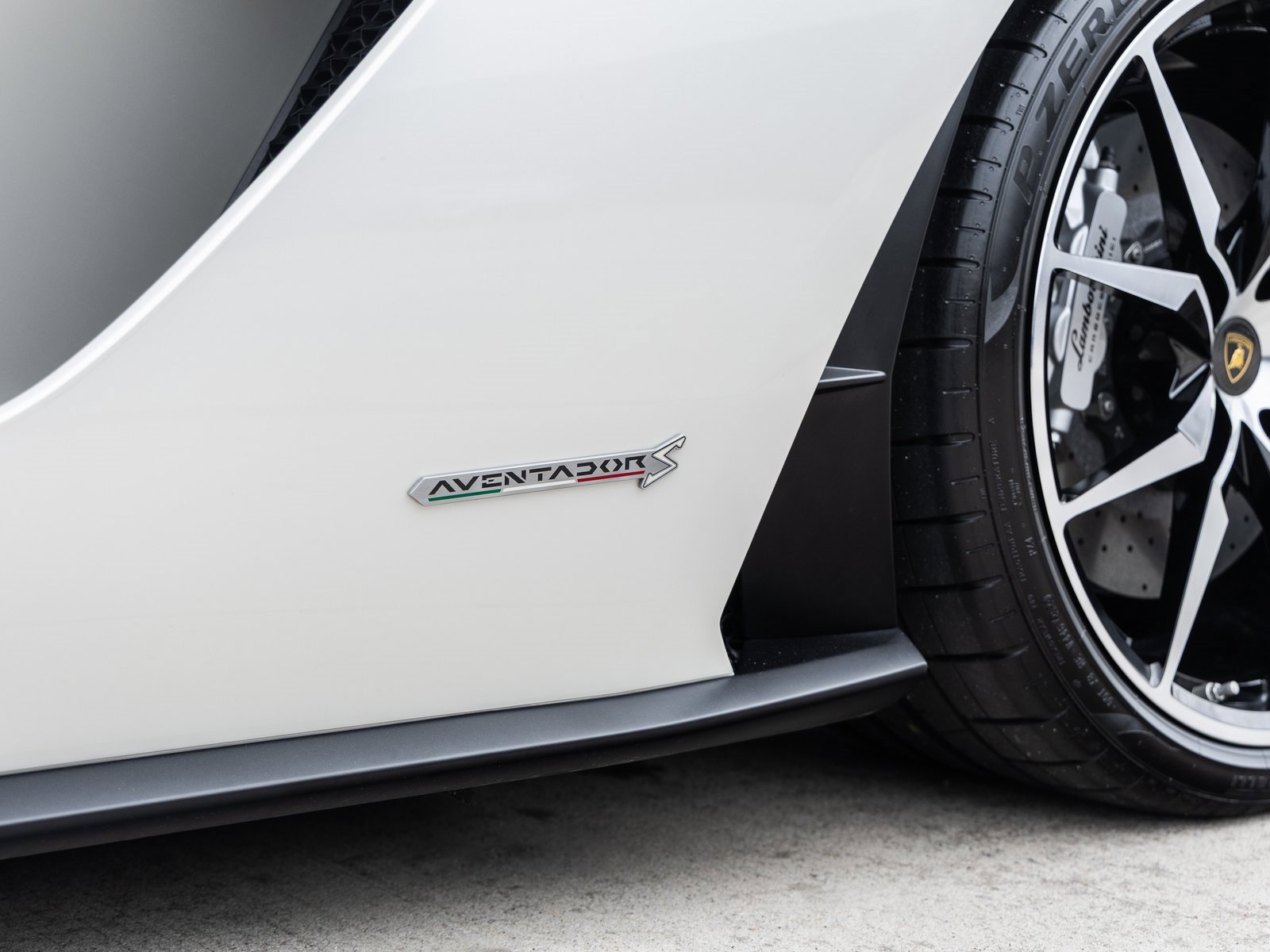 Used 2018 Lamborghini Aventador S image 14