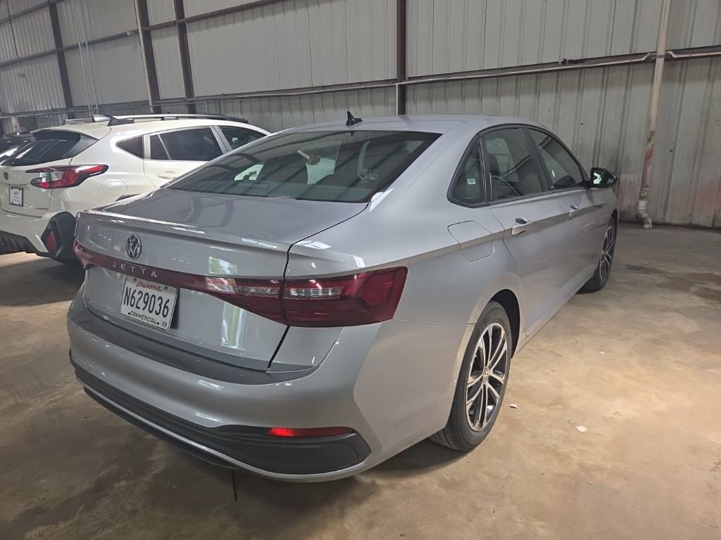 Used 2025 Volkswagen Jetta Sport image 9