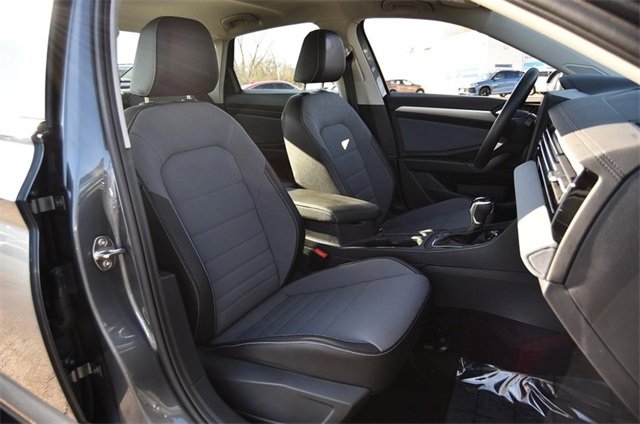 Certified 2025 Volkswagen Jetta SE w/ Sunroof Package image 21