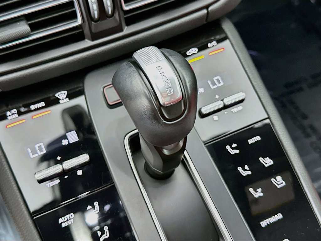 Certified 2024 Porsche Macan AWD/4WD image 19