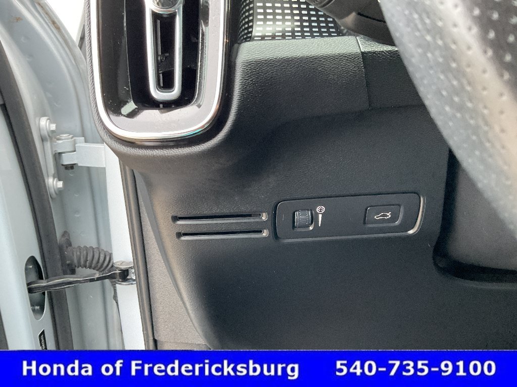 Used 2020 Volvo XC40 T5 R-Design AWD/4WD image 41