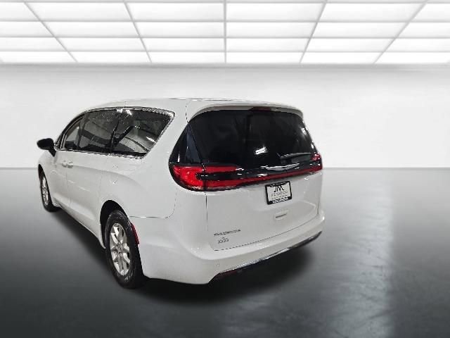 Used 2024 Chrysler Pacifica Touring-L FWD image 6