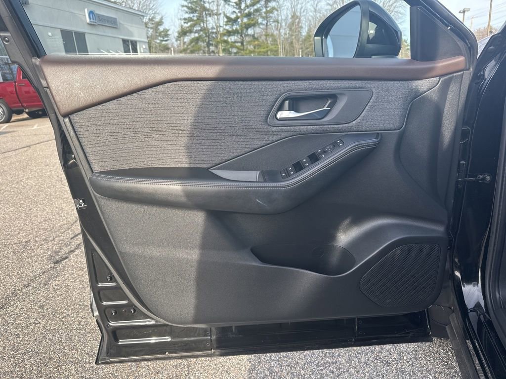 Used 2023 Nissan Rogue SV image 15