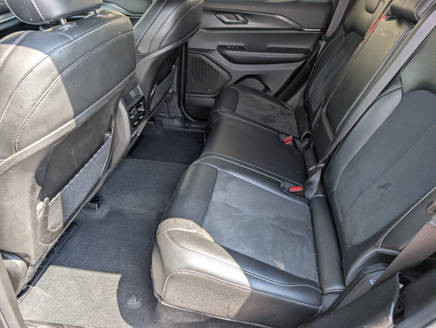 Used 2025 Jeep Grand Cherokee Altitude AWD/4WD image 25