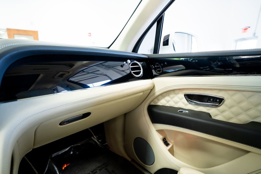 Used 2021 Bentley Bentayga Plug-In Hybrid image 47