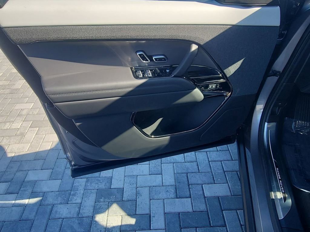 Certified 2025 Land Rover Range Rover Sport Dynamic SE image 23