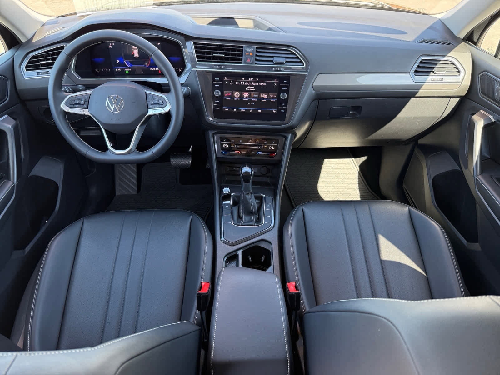 Used 2023 Volkswagen Tiguan SE FWD image 12