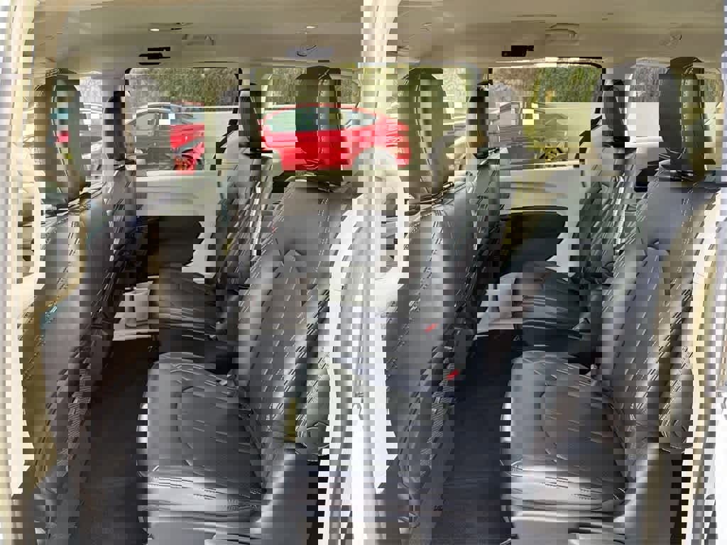 Used 2024 Chrysler Pacifica Select image 28