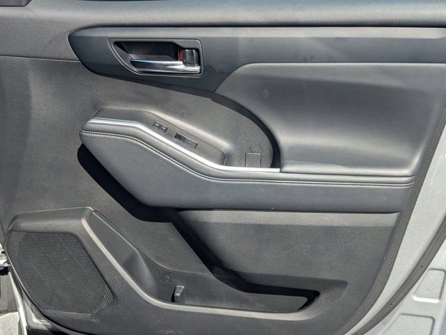Used 2022 Toyota Highlander XLE AWD/4WD image 13