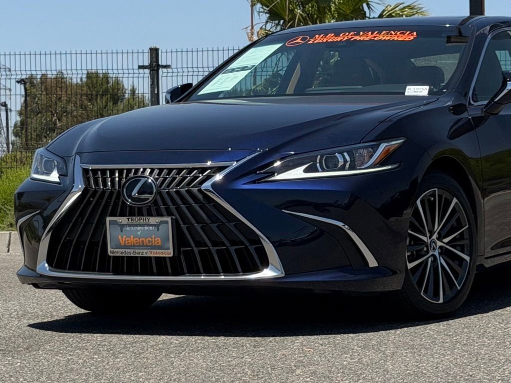Used 2025 Lexus ES 300h w/ Premium Package FWD image 2