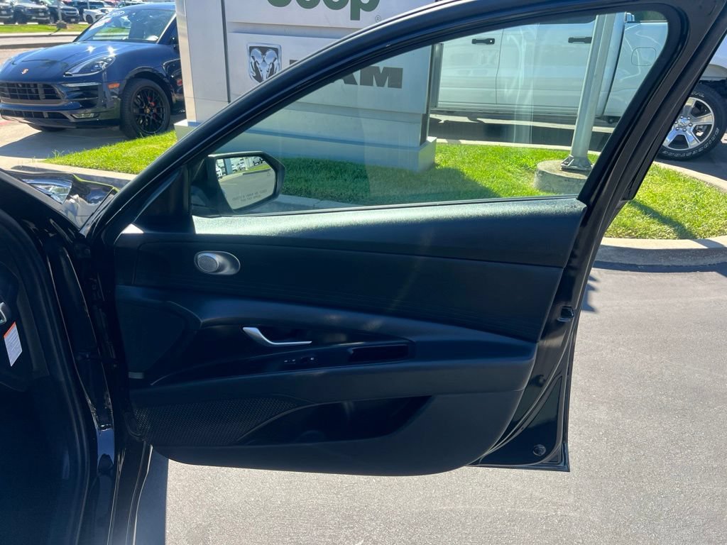 Used 2025 Hyundai Elantra Hybrid FWD image 29