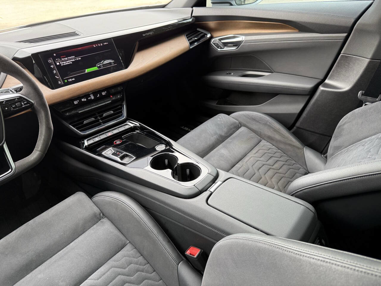 Used 2022 Audi e-tron GT Premium Plus image 22