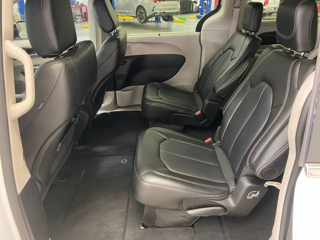 Used 2024 Chrysler Pacifica Touring-L FWD image 12