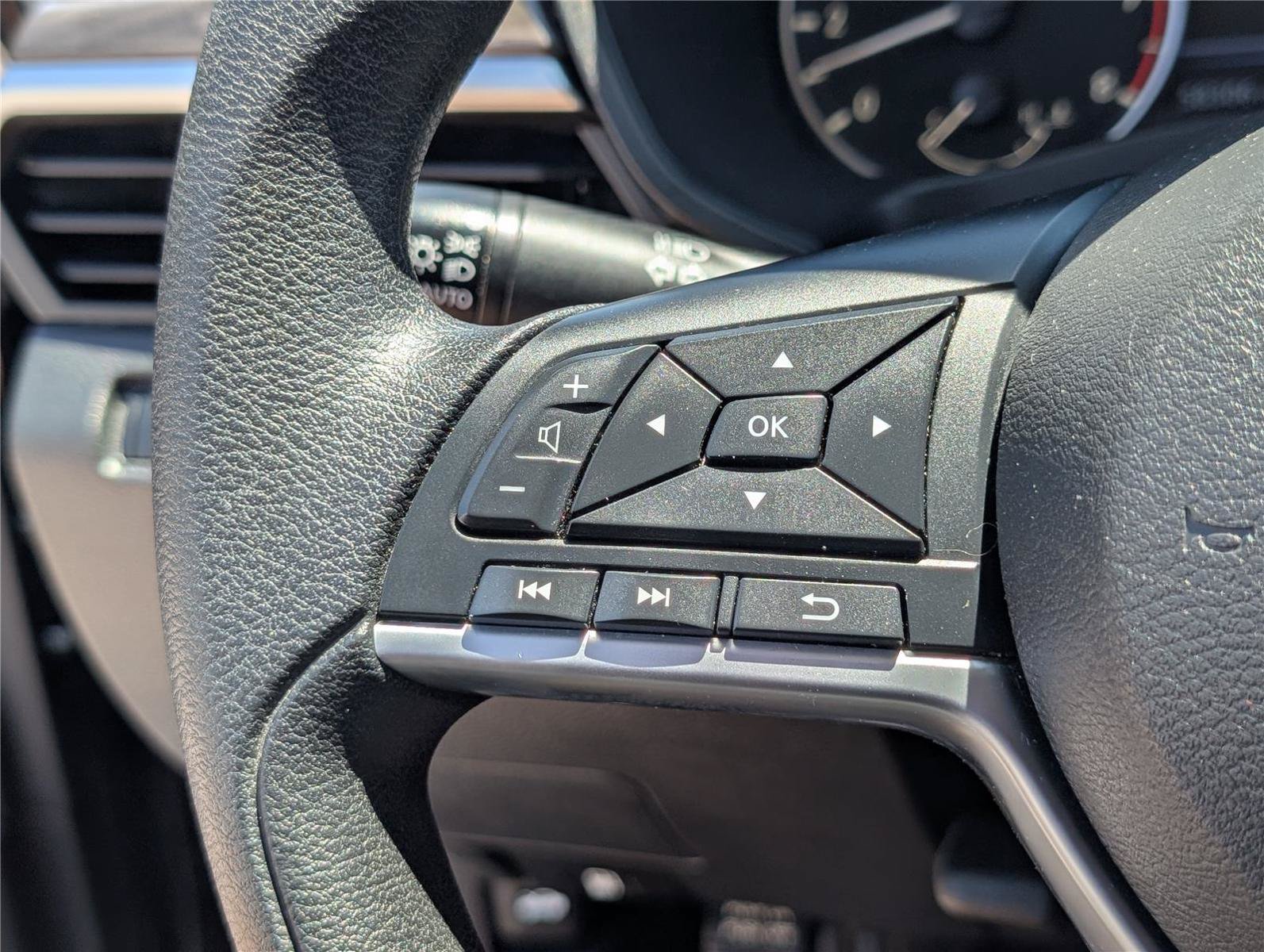 Used 2024 Nissan Altima 2.5 SV FWD image 21