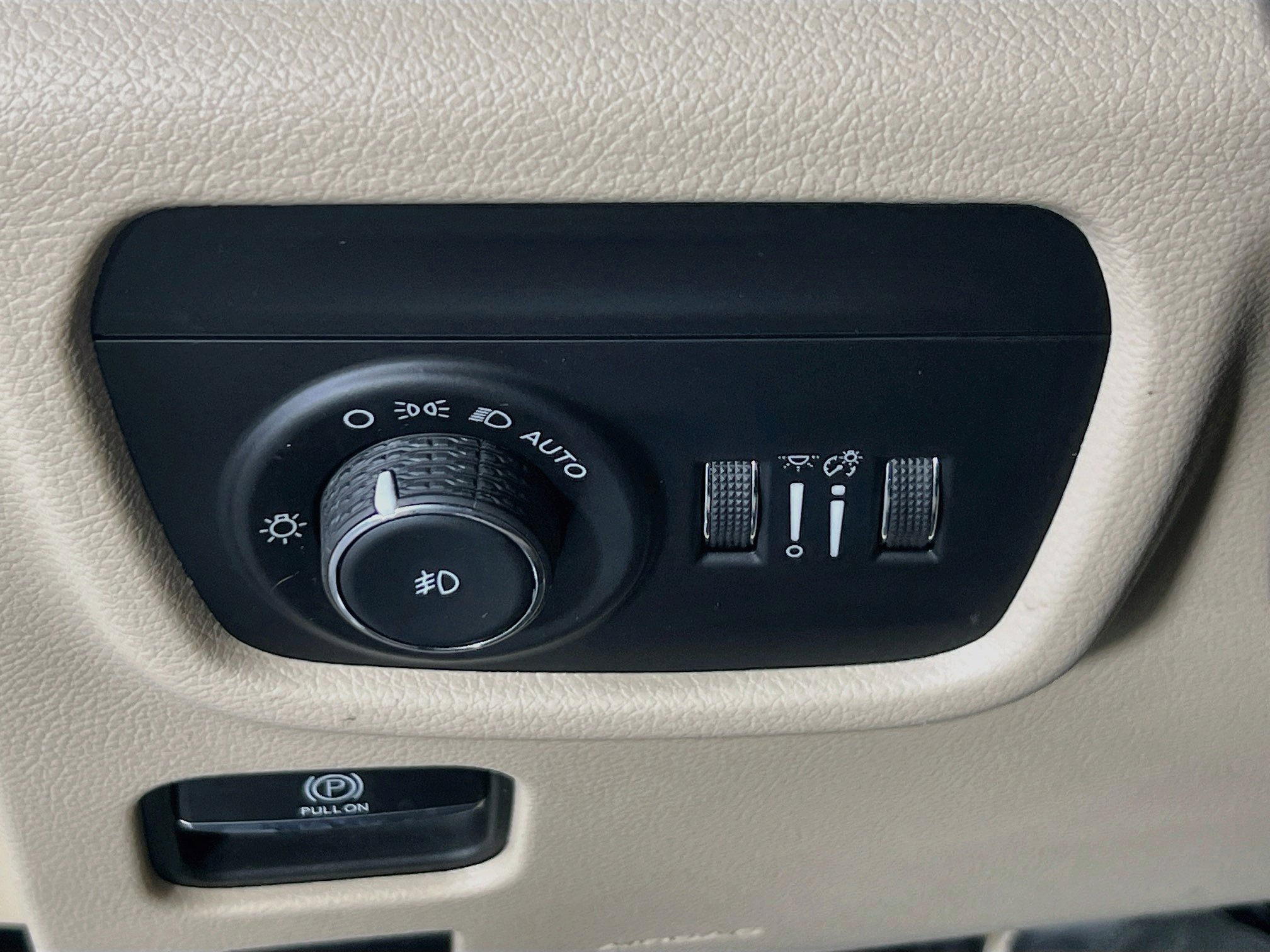 Used 2023 Jeep Grand Cherokee Limited AWD/4WD image 10