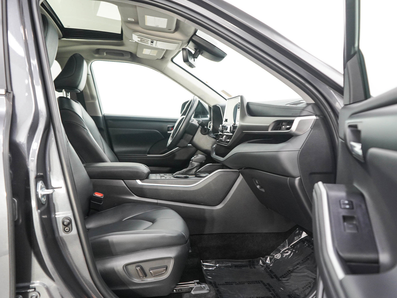 Used 2025 Toyota Highlander XLE AWD/4WD image 11