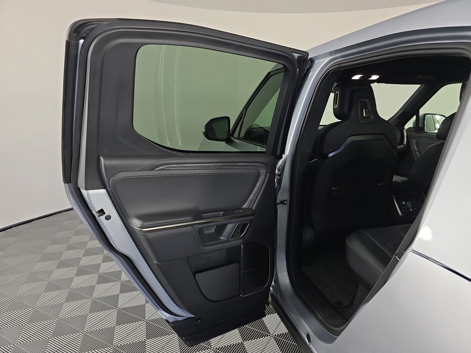 Used 2022 Rivian R1T Adventure AWD/4WD image 17