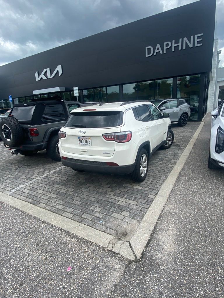 Used 2018 Jeep Compass Latitude w/ Popular Equipment Group FWD image 12