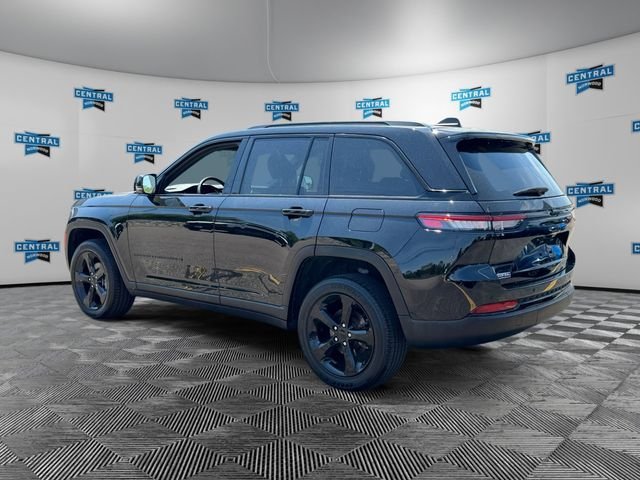 Used 2023 Jeep Grand Cherokee Altitude AWD/4WD image 4
