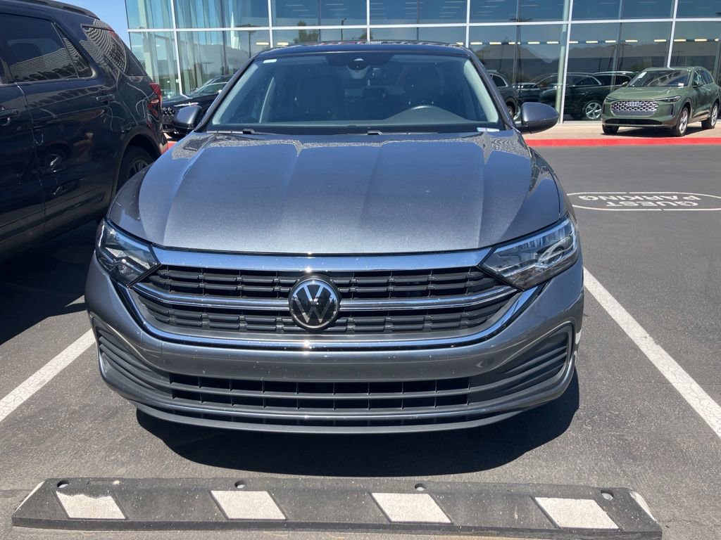 Used 2024 Volkswagen Jetta SE FWD image 2