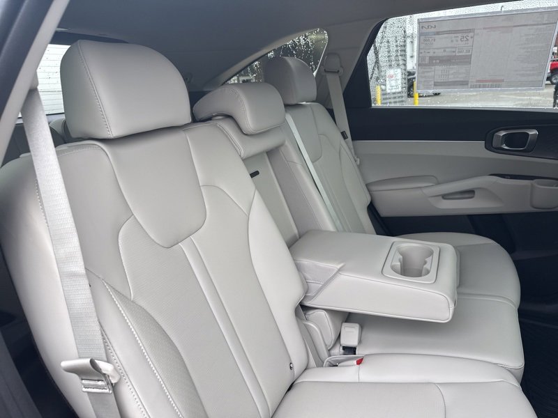 Used 2025 Kia Sorento S image 14