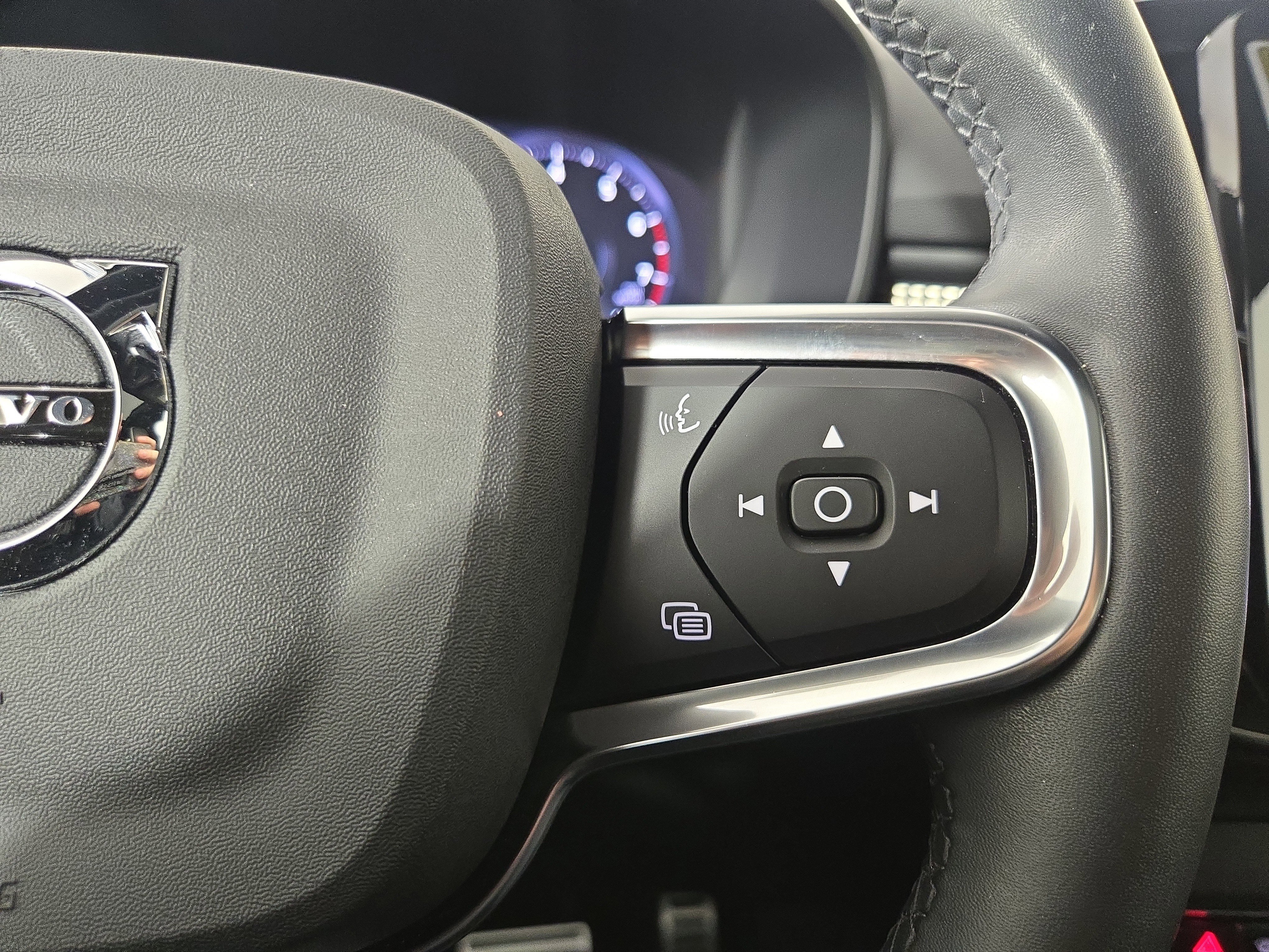 Used 2022 Volvo XC40 T5 R-Design w/ Advanced Package image 16