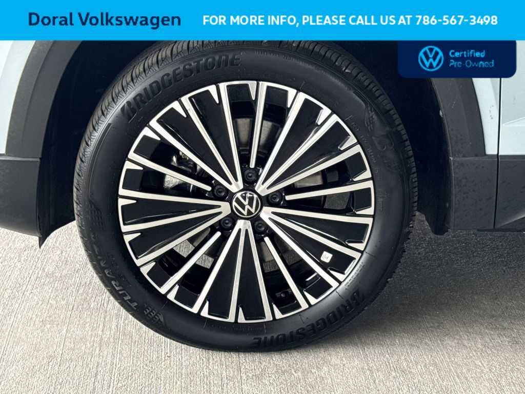 Used 2025 Volkswagen Taos SE FWD image 11
