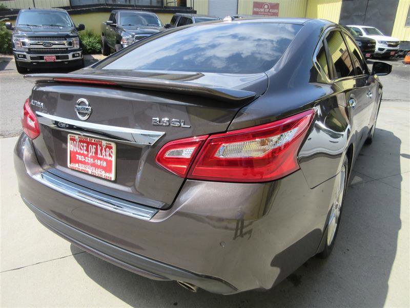 Used 2017 Nissan Altima 3.5 SL w/ 3.5SL Technology Package image 9