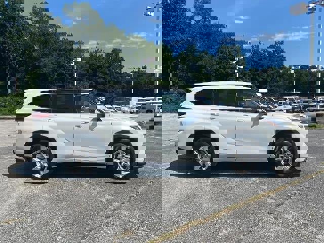 Used 2022 Toyota Highlander LE image 2