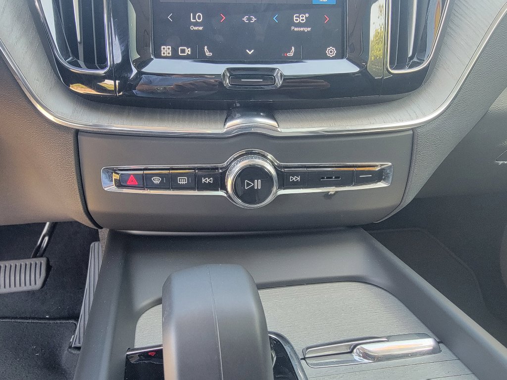Used 2025 Volvo XC60 B5 Plus image 26