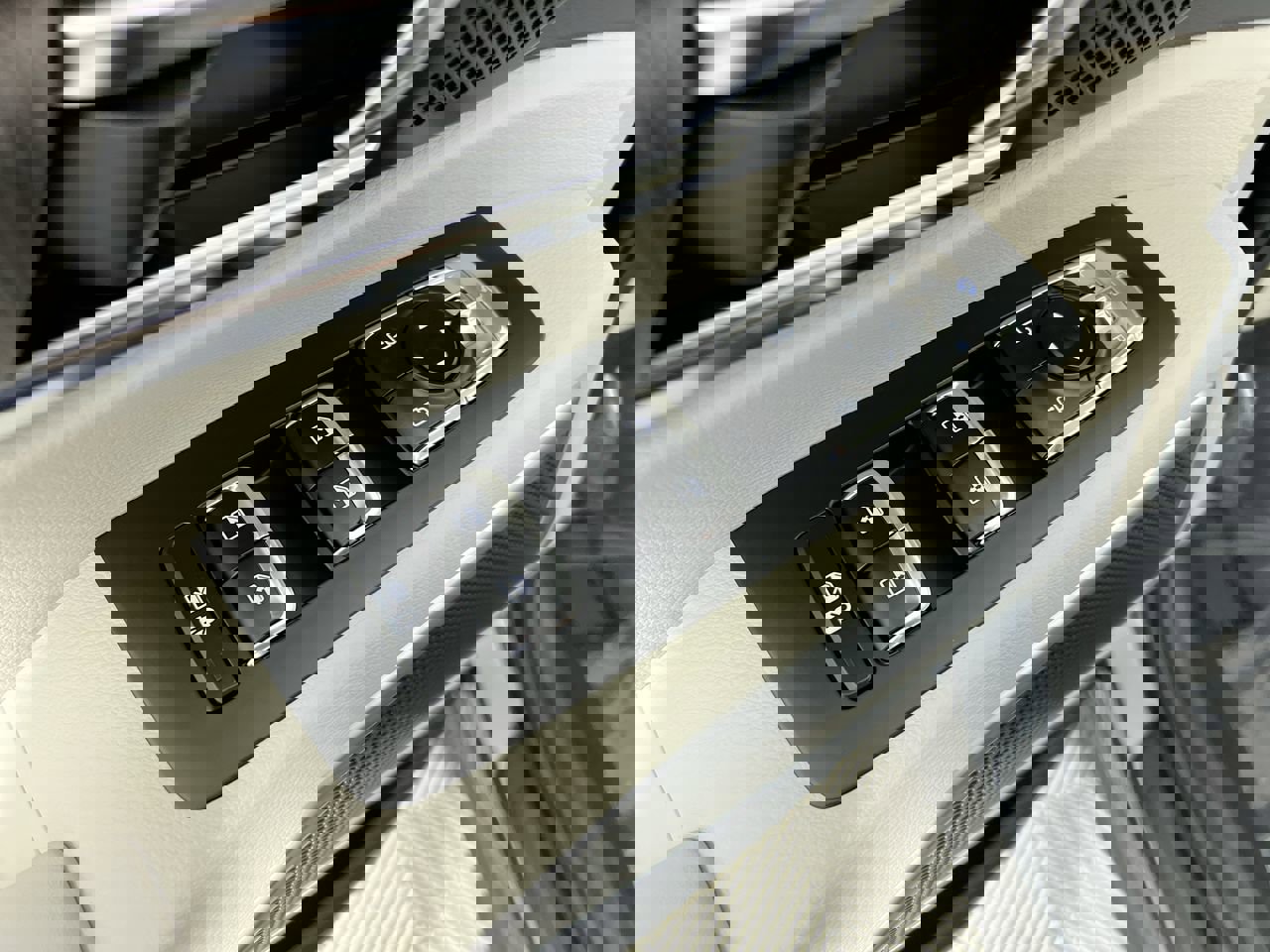 Certified 2024 Kia Telluride EX w/ EX Captain's Chair Package FWD image 13