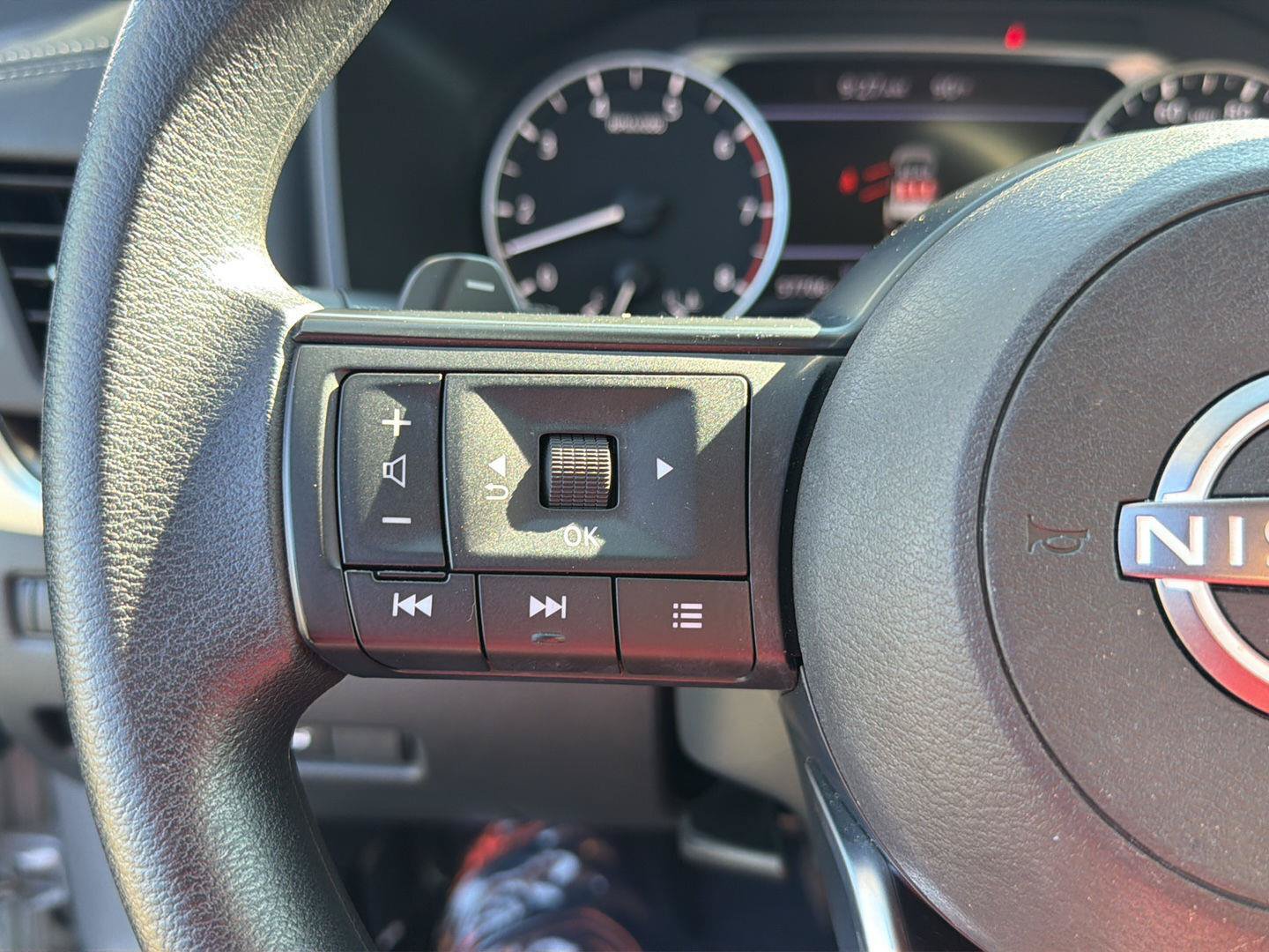 Used 2024 Nissan Rogue SV FWD image 21