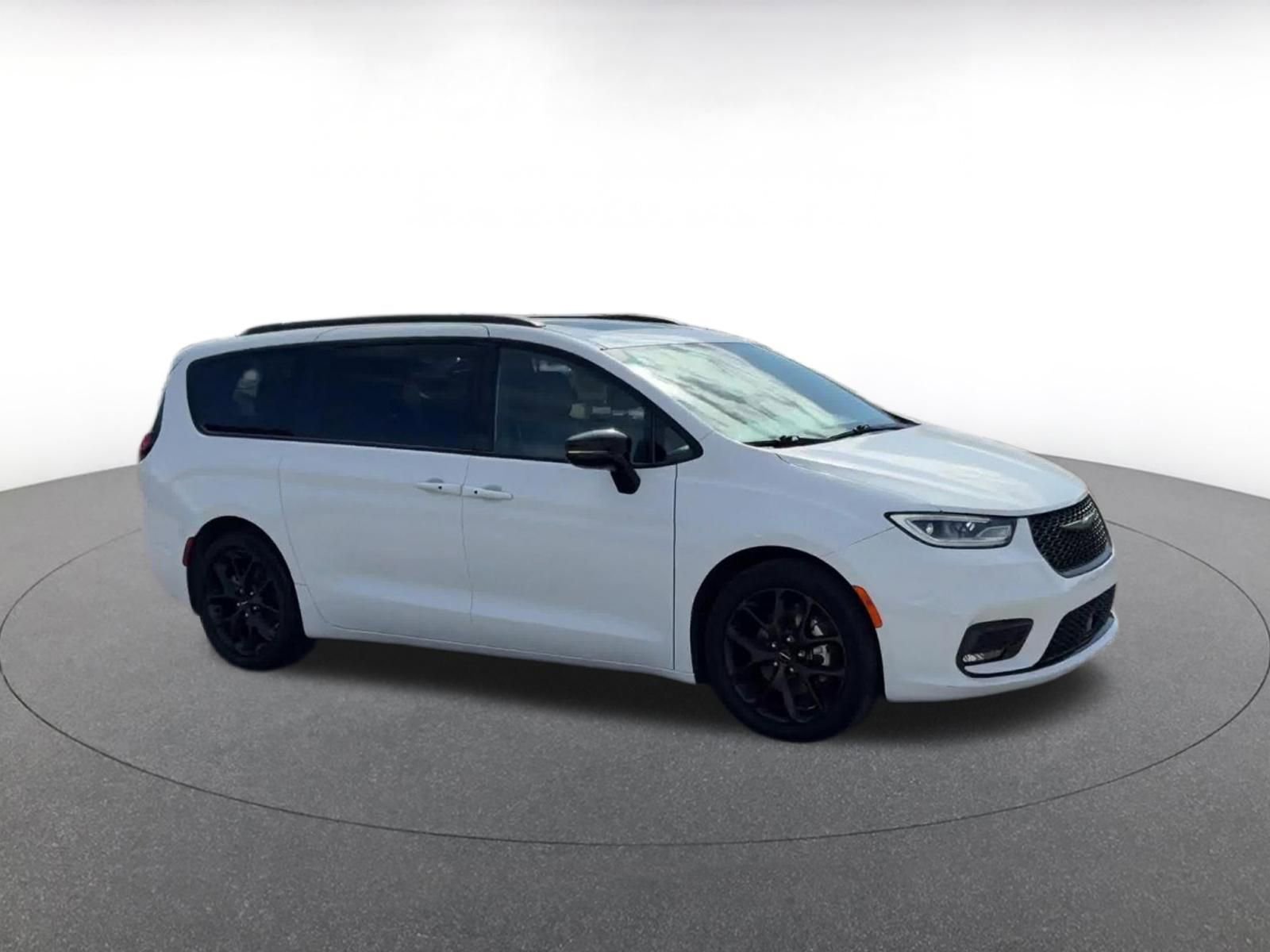 Used 2025 Chrysler Pacifica Limited image 2