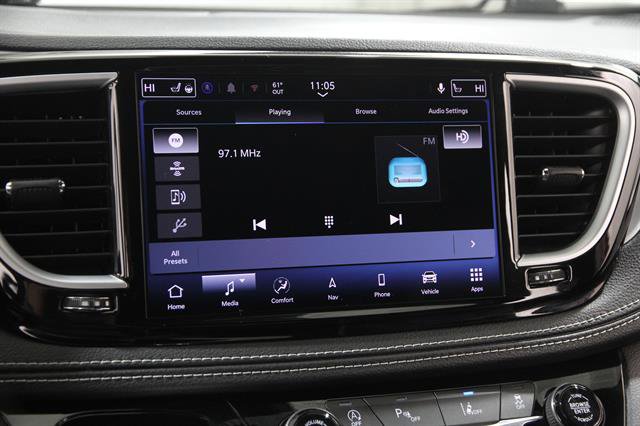 Used 2025 Chrysler Pacifica Limited image 10