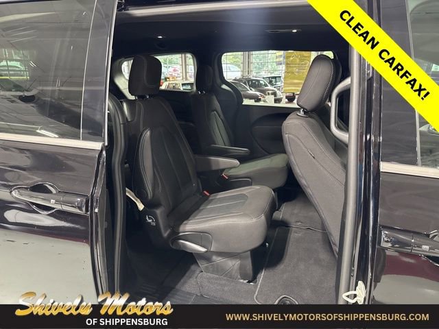 Used 2024 Chrysler Pacifica Touring image 32