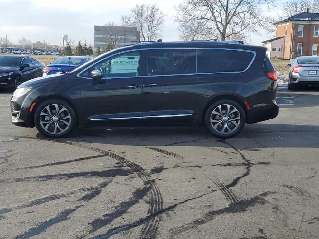 Used 2017 Chrysler Pacifica Limited image 4