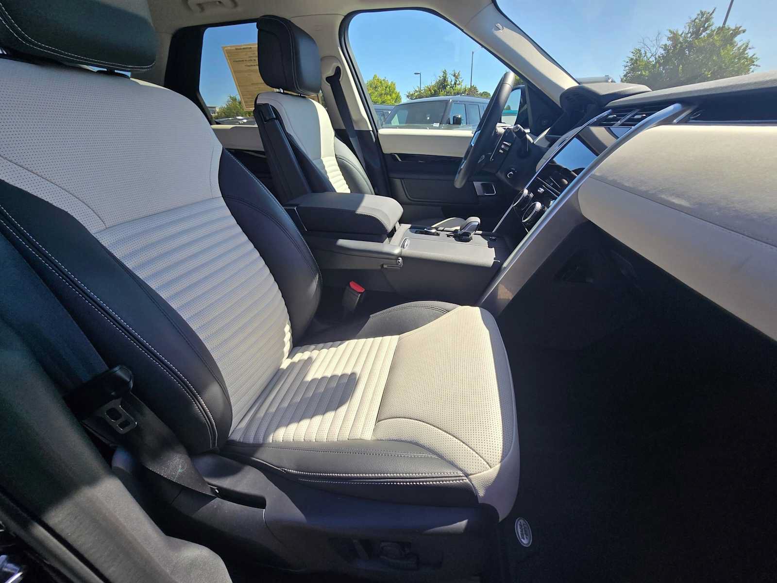 Used 2025 Land Rover Discovery S AWD/4WD image 10