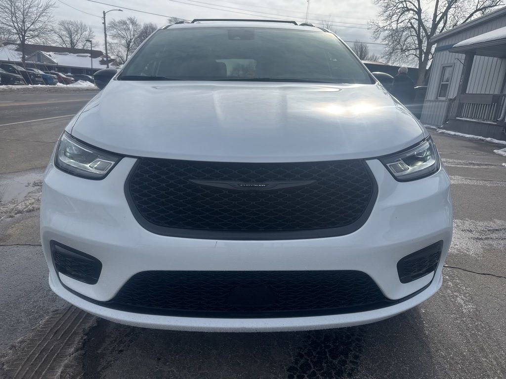 Used 2025 Chrysler Pacifica Limited FWD image 2