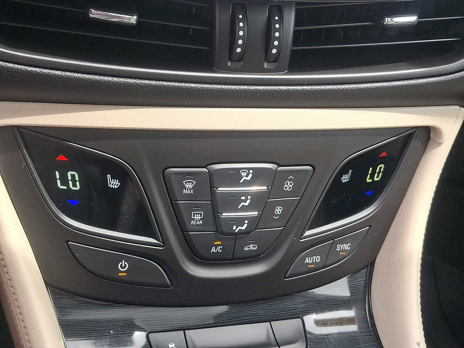Used 2018 Buick Envision Essence AWD/4WD image 17