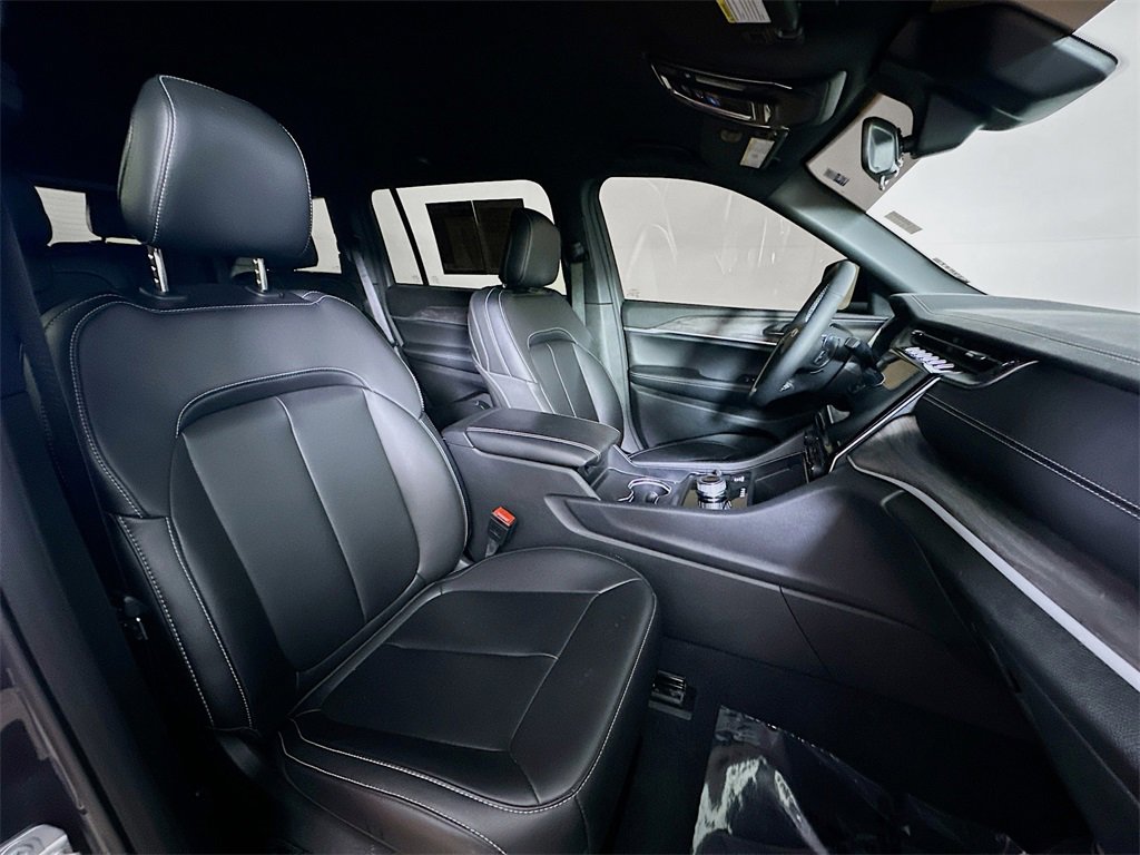 Used 2025 Jeep Grand Cherokee L Limited w/ Black Appearance Package image 12