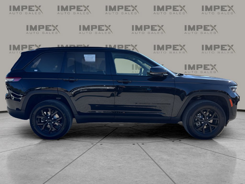 Used 2025 Jeep Grand Cherokee Altitude RWD image 6