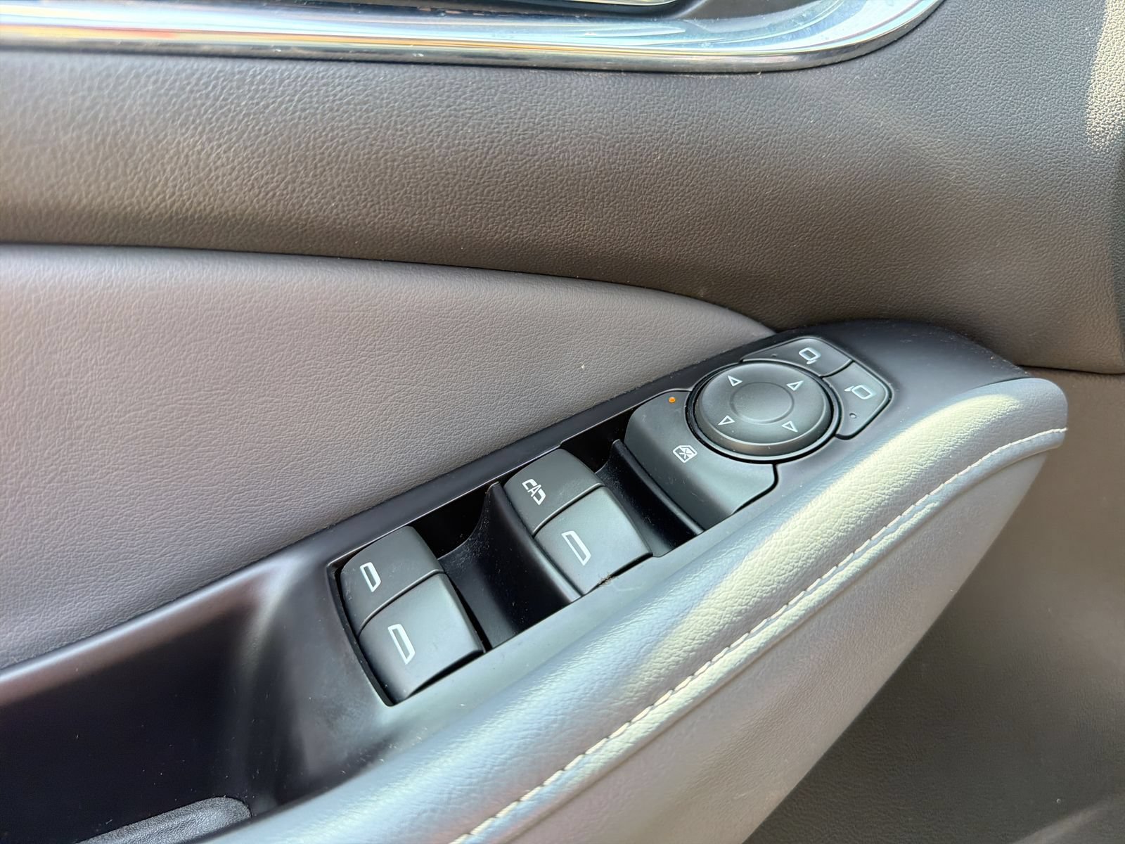 Used 2018 Buick Enclave Essence AWD/4WD image 21