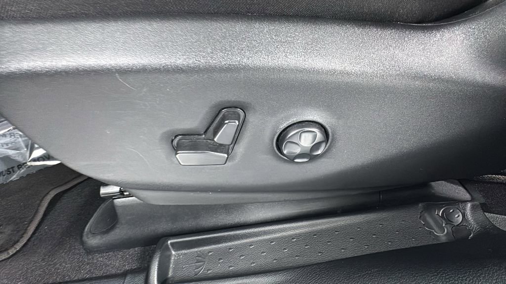 Used 2024 Chrysler Pacifica Select image 12