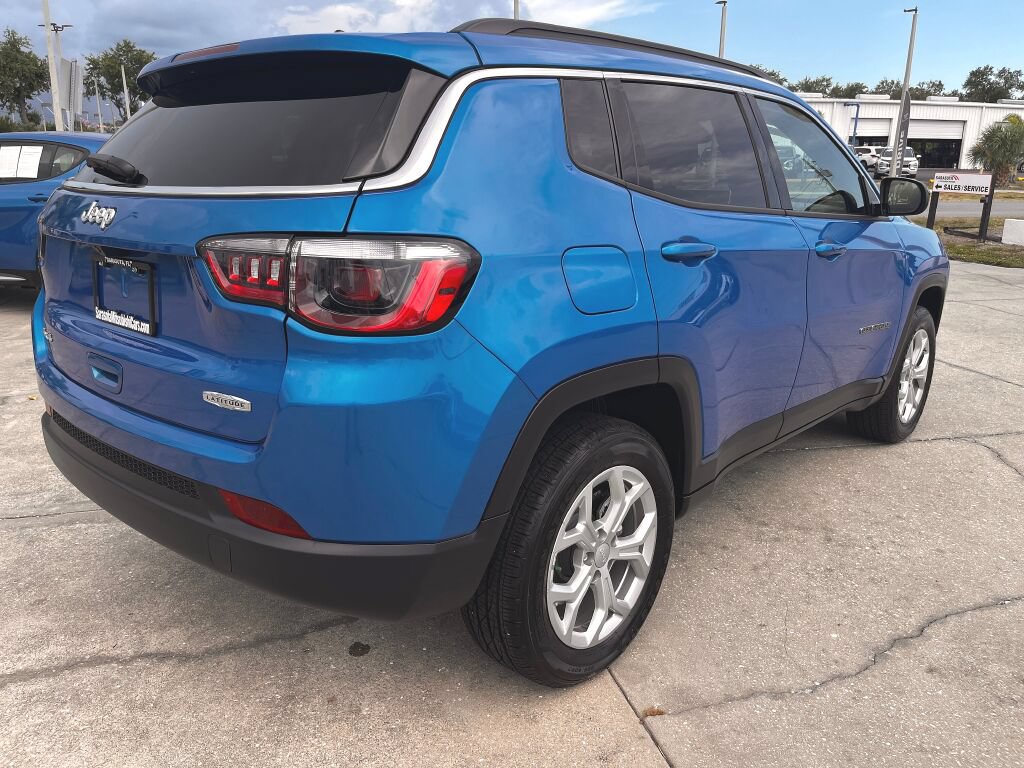 Used 2024 Jeep Compass Latitude AWD/4WD image 3
