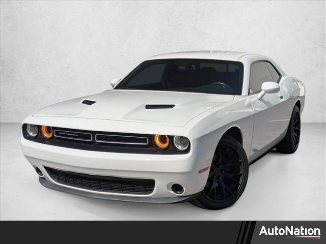 Used 2015 Dodge Challenger SXT image 1