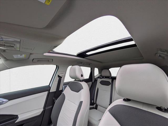 New 2025 Volkswagen Taos SE image 17